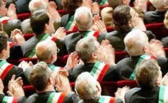 Insoddisfatti dal peso degli enti locali: lo pensa il 51% dei politici italiani